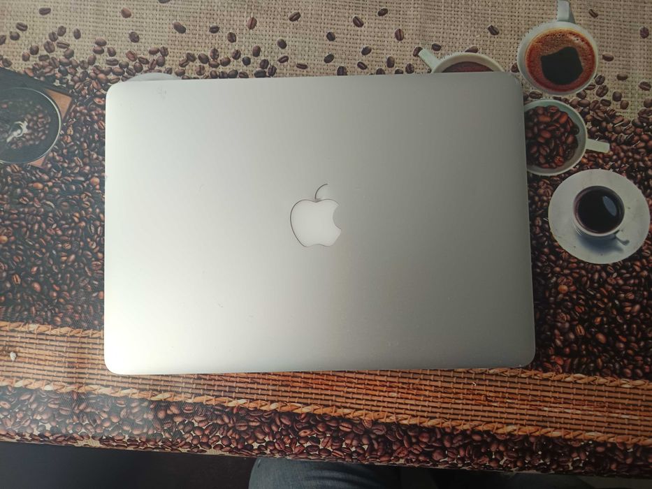 Vând macbook pro 13 an 2015
