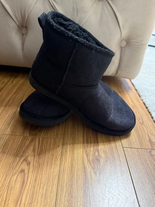 Ghete negre ugg  .