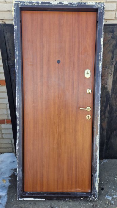 Продам входную дверь