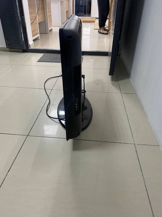 Офисные стулья и телевизор БУ