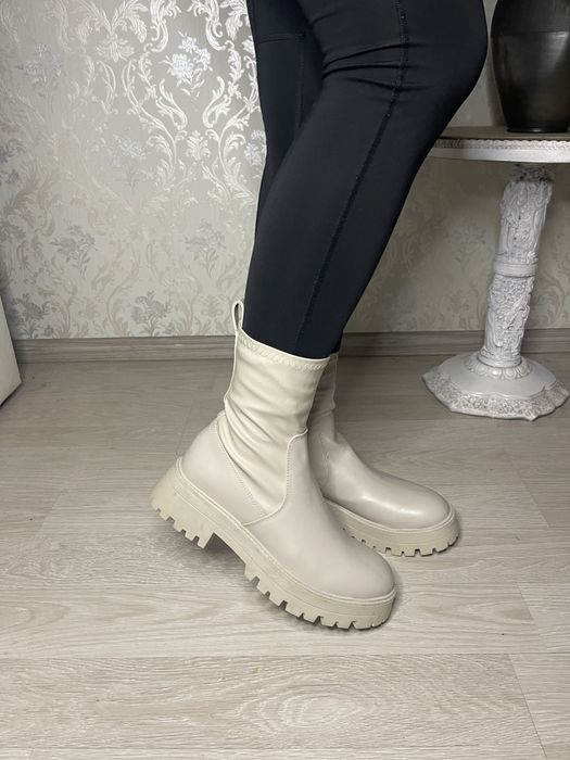 Ghete noi, cu eticheta, Pull&Bear