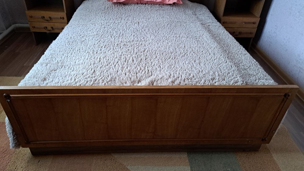 Кровать и 2 тумбочки