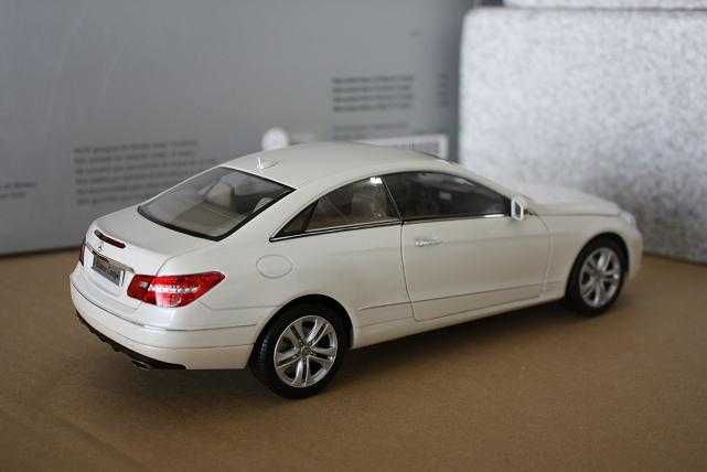1:18 Mercedes-Benz E-Class Coupe diamond white.