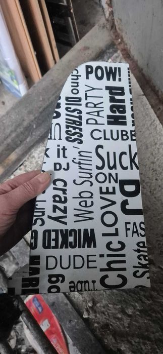 Продавам поставки за червила или парфюми.