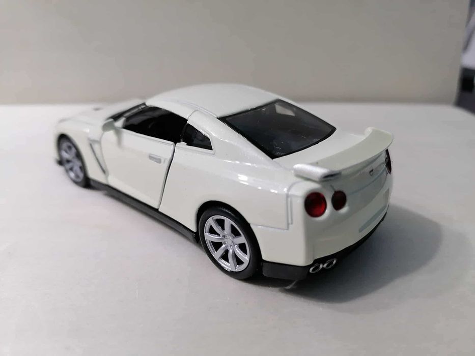 Нисан ГТ-Р в мащаб 1:34 .