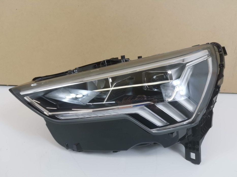 Ауди Q3 / Audi Q3 F3 Ляв фар Led оригинален, в добро състояние