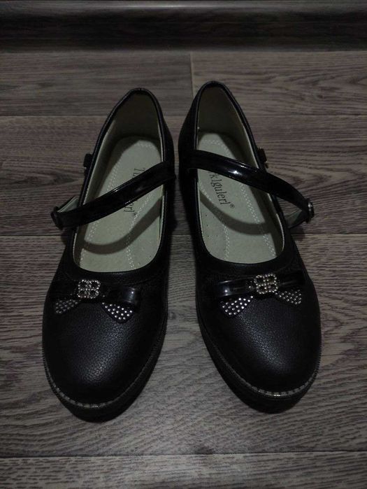 Продам туфельки для девочки 8-9 лет. Размер 35.