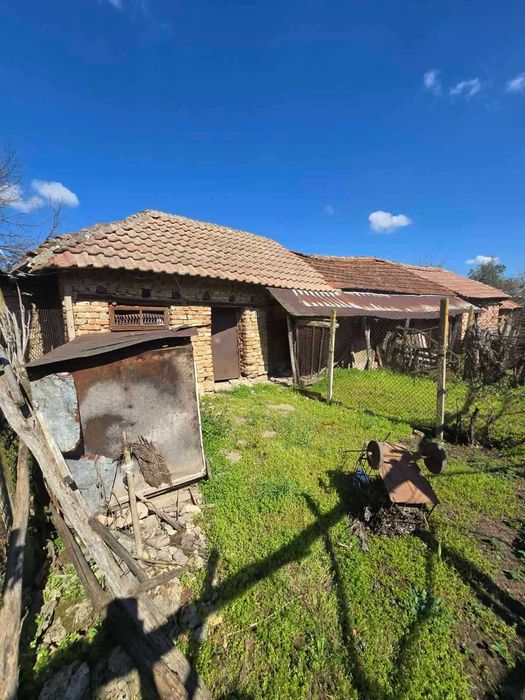 Продава се имот в с. Староселци, обл. Плевен 1 декар двор, две къщи, лятна кухня и селскостопански постройки