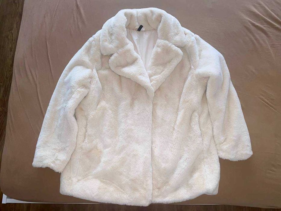 Еко кожено палто H&M, размер L–XL, цвят млечен/бежов/бял