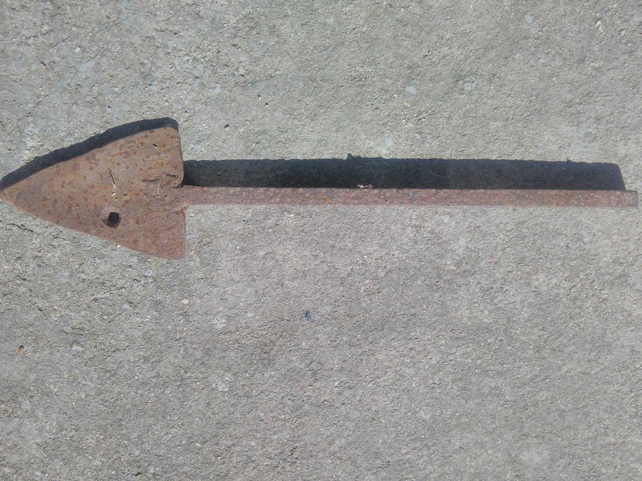 Продавам две антикварни стрелки за урала ковано желязо ръчни