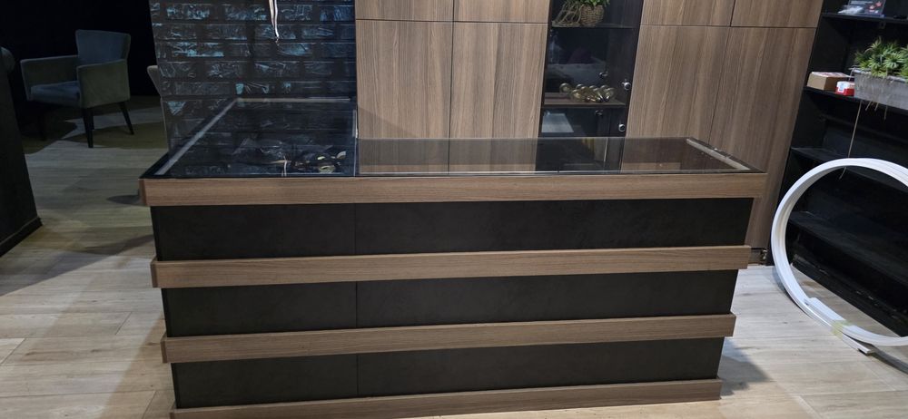 Продам шкаф с витринами