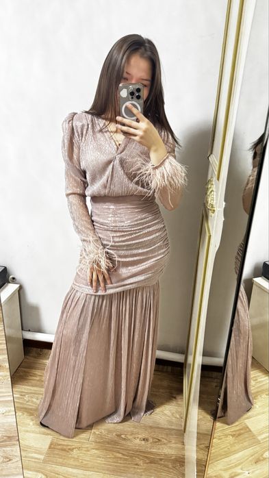 Платья блестящие с перьями