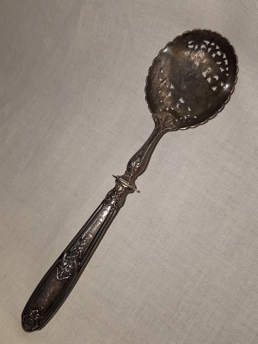 Старинна френска решетъчна лъжица за сервиране със сребърна дръжка