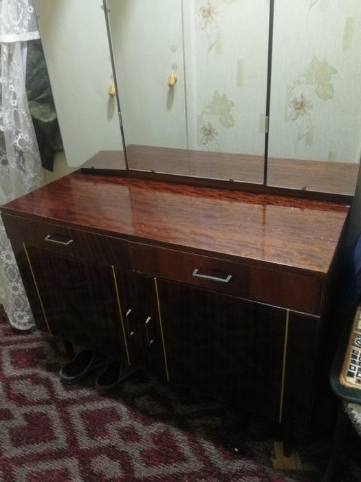 Трельяж с зеркалами продается.