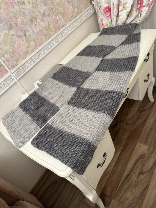 Продается   комплект  Шарф и шапочка .