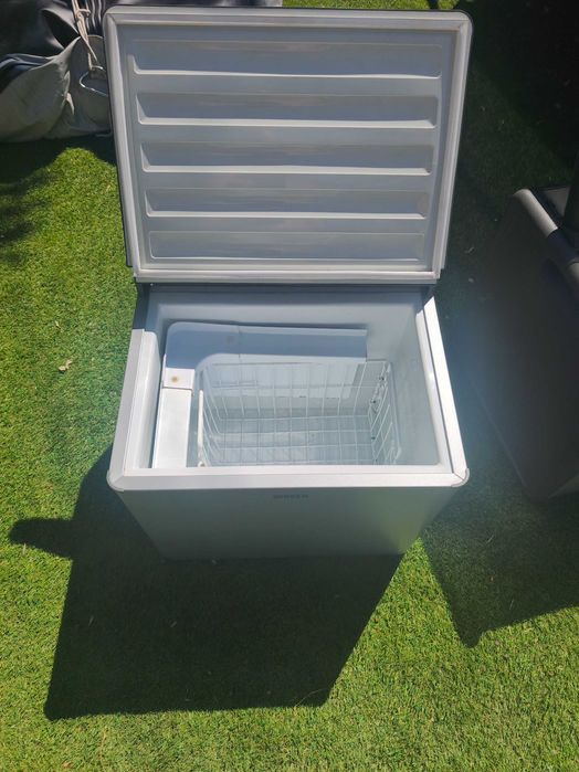 Хладилна кутия 40л +инвертор 200w