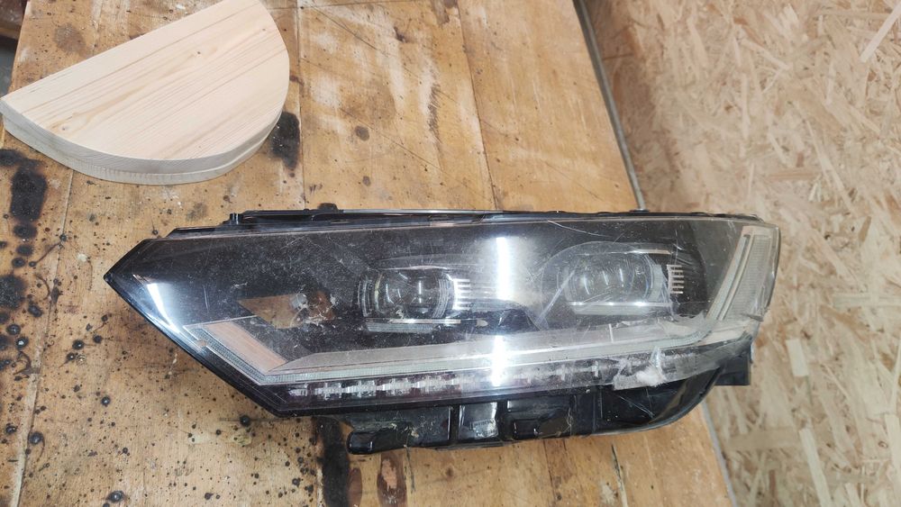 Фар за пасат Б8 (passat B8)