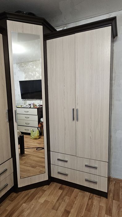 Шкаф угловой, распашной