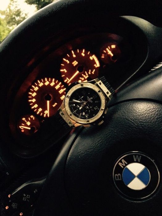 Золотые часы Хублот для спортивных и брутальных мужчин.
Диаметр 44мм.