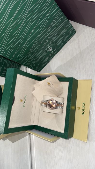 Продам женские часы с футляром