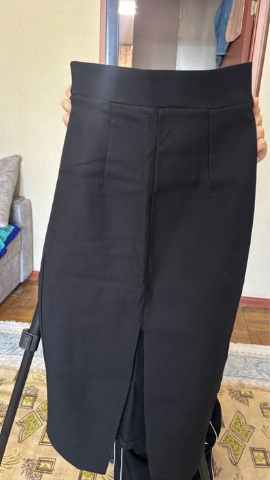 Продается юбка с вырезом сзадий