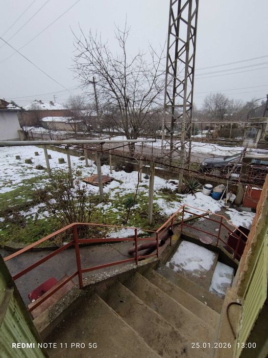 Продавам къща с двор в с. Новград