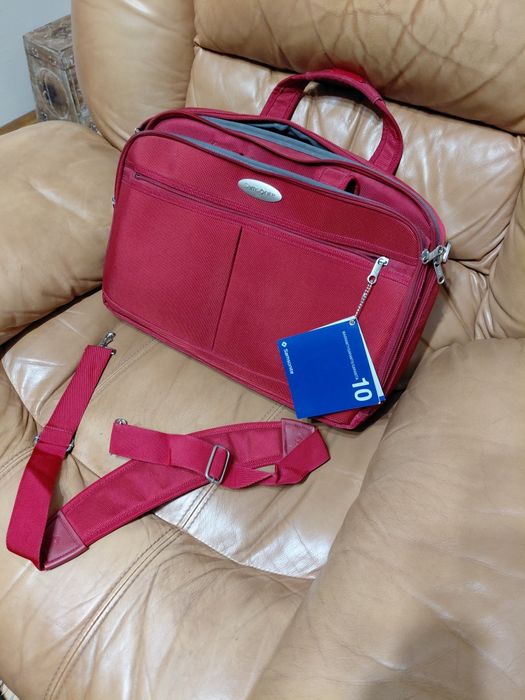 Чанта Samsonite. Допълнителна дълга дръжка зй носене  през рамо е