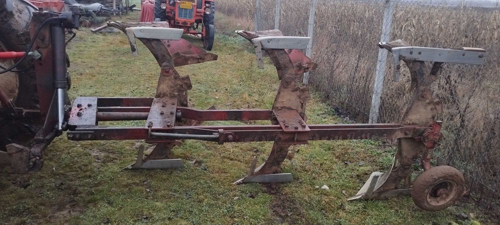 Vând plug reversibil cu trei brazde