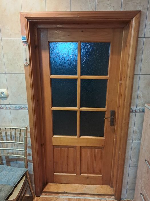 Vând uși din lemn cu prag și pervaz