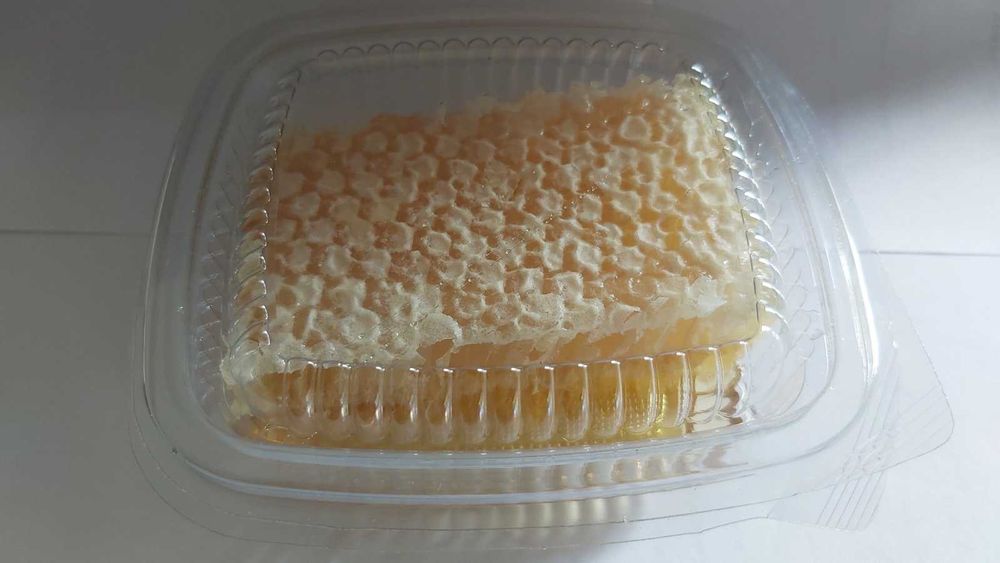 Пчелен мед във восъчна питка