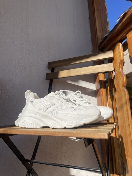 Бели обувки