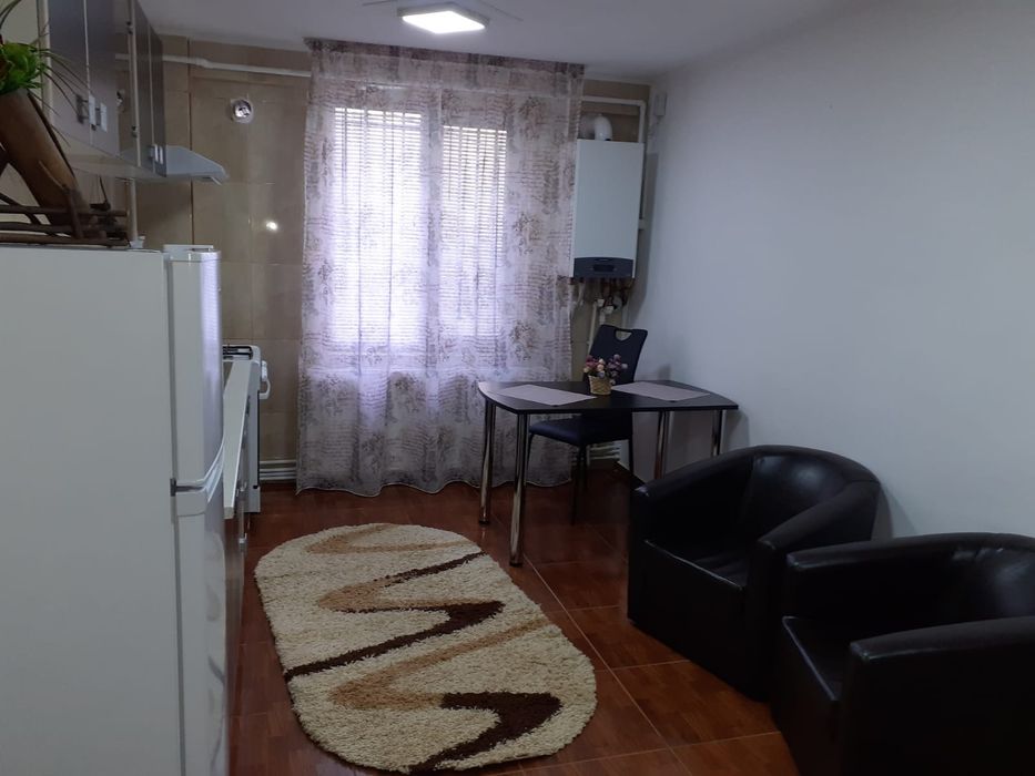 Închiriez Studio Sc Nr 5 la parter.