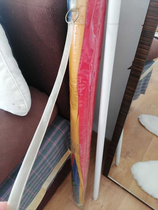 Разноцветен плажен чадър