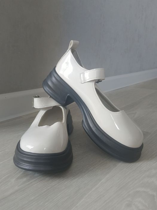 Новые белые туфли