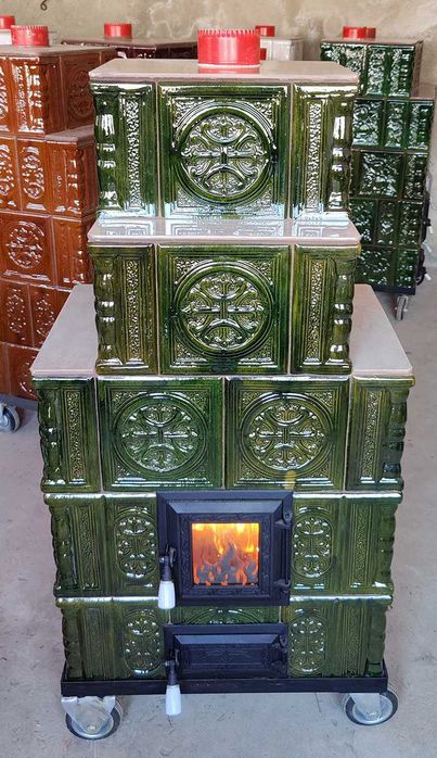 Semineu verde - soba de teracota mobila pe roti cu usa transparenta