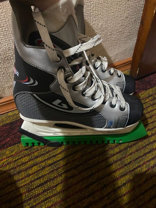 Продам хокейнные коньки