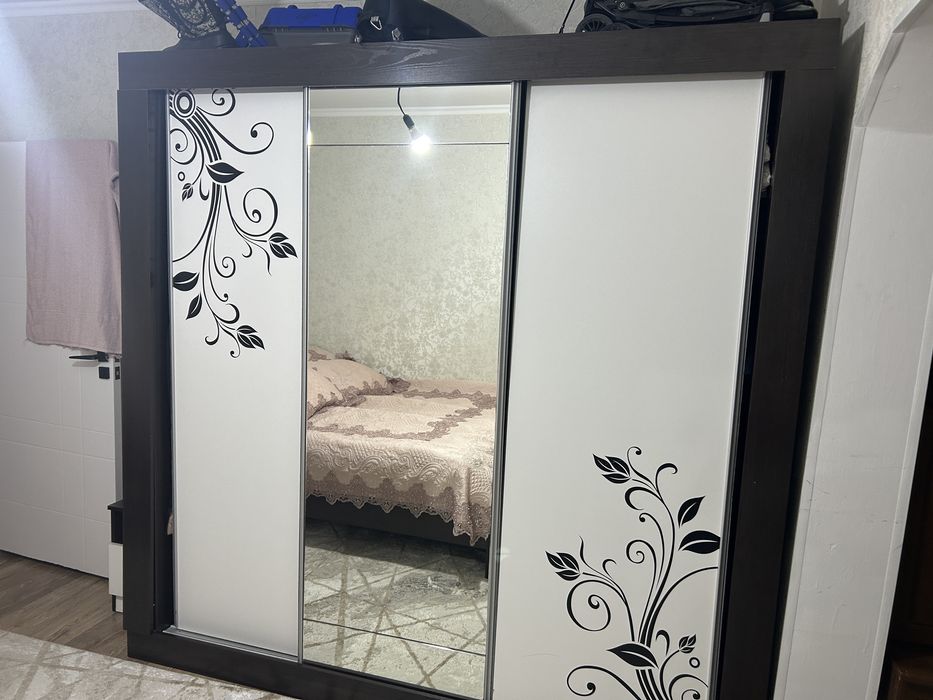 Шкаф тумбо комот с зеркалом