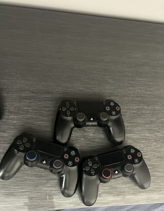 Playstation 4 Pro 1TB + 3 контролера, 4 игри на диск