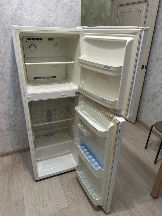 Холодильник, работает.