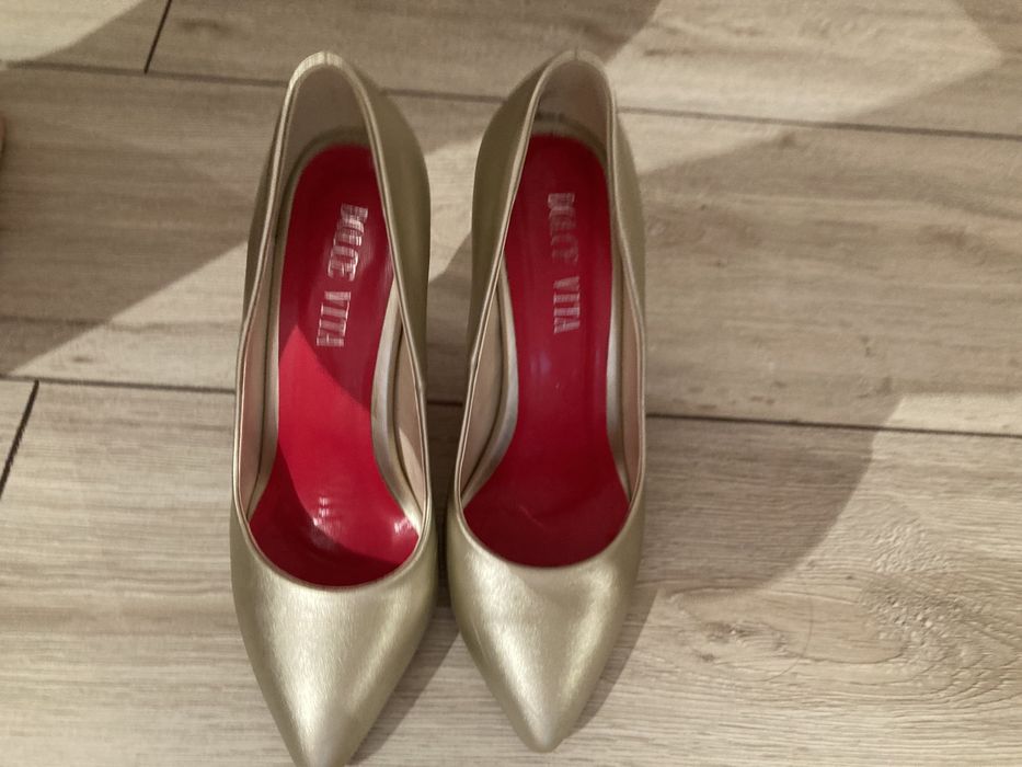 Туфли золотистого цвета