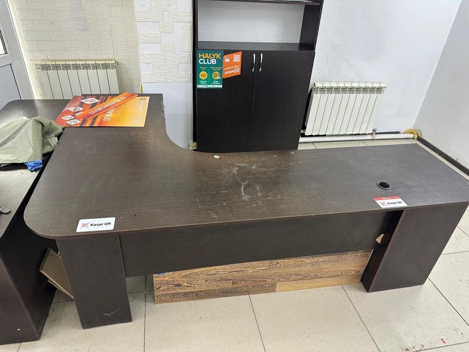Шкаф и стол для офиса
