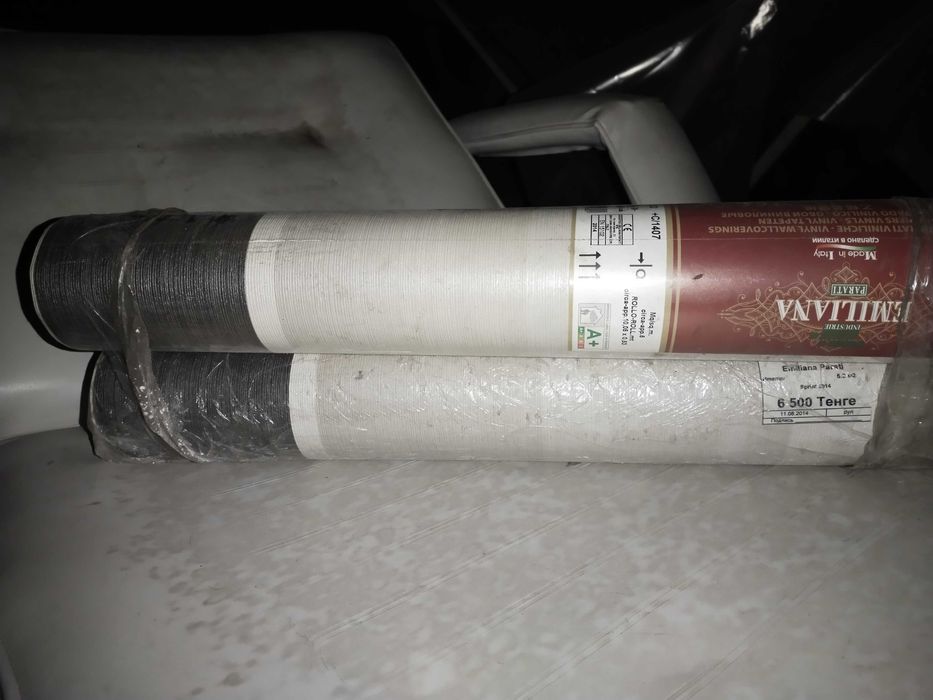 Разного цвета и размера обои, остаток после ремонта