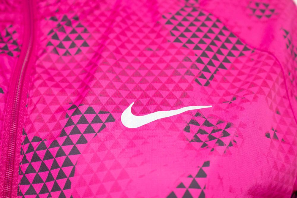 Nike оригинално дамско яке цикламено флорално тип ветровка М