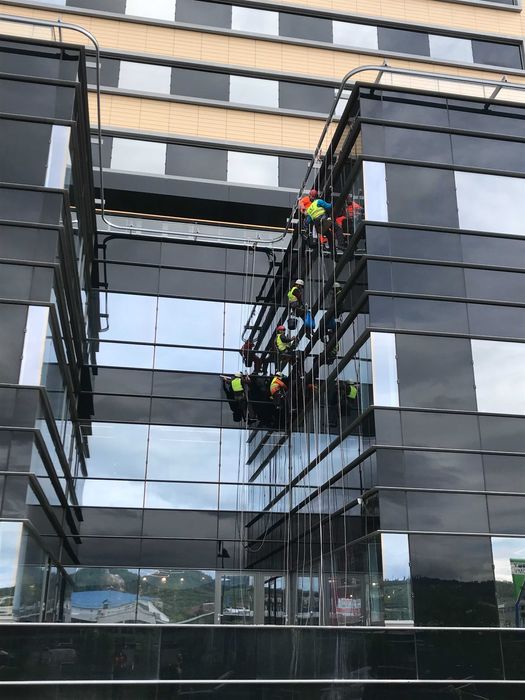 Alpinism utilitar, curatare fatade, acoperisuri prin hidrosablare