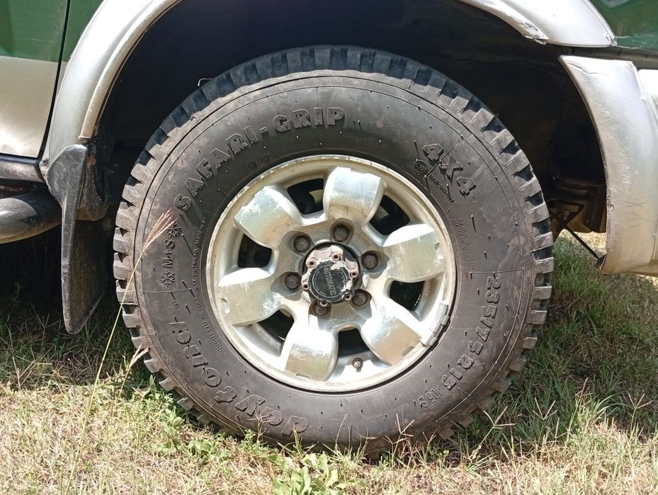 Vând Nissan Navara
