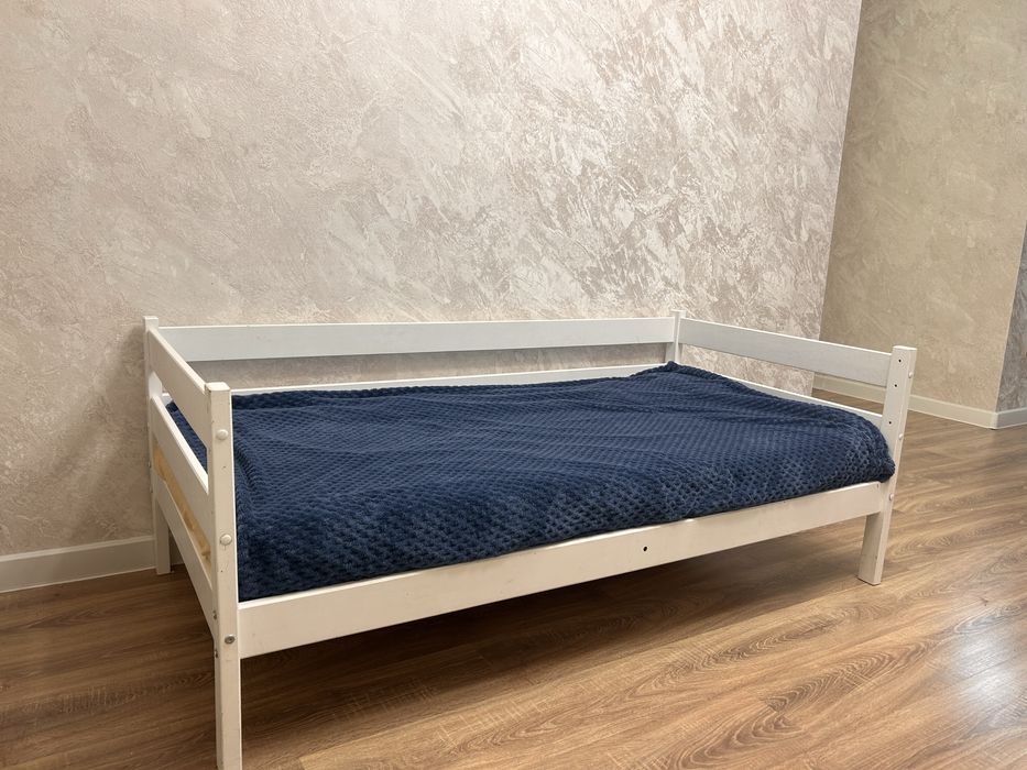 Продам детскую кровать с матрасом