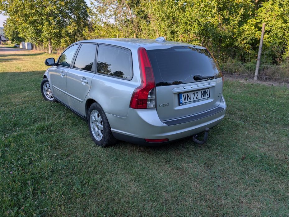 Vând volvo v50 .