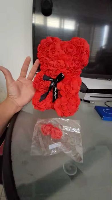 Ursulet din trandafiri artificiali.