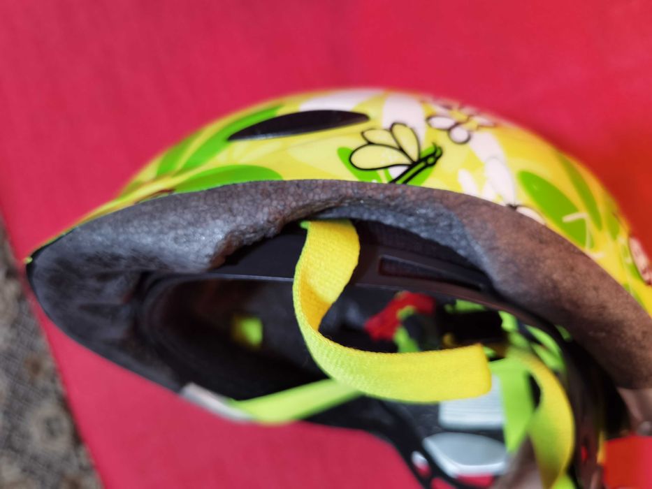 Продавам 2бр детски каски за глава