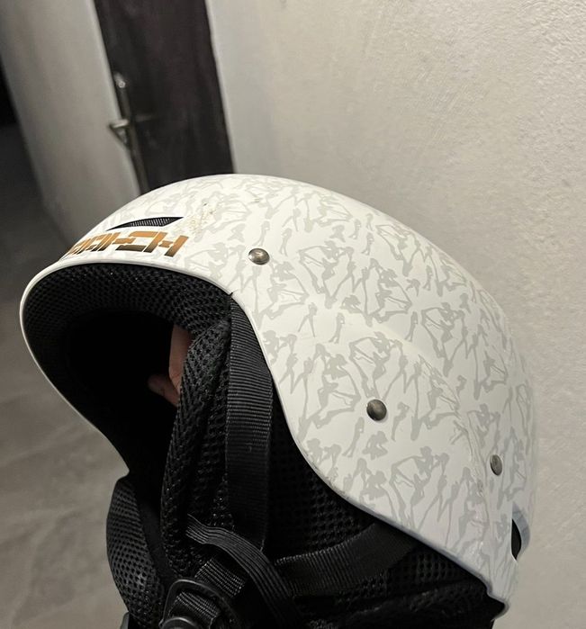 Продавам използване каски и ски обувки. Розовата е за дете за моторче